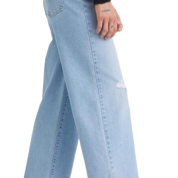 Levi's High-Rise Wide-Leg Jeans in Light Blue Denim - Picture 3 of 8